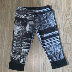 Black/white/gray capris workout pants